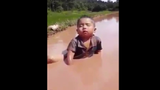 Video: Cậu bé hồn nhiên ngủ gật trên đồng hút triệu lượt xem