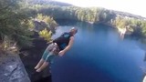 Video: Cú nhảy lộn ngược điên rồ từ vách núi cao xuống hồ sâu
