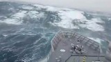 Video: Hãi hùng khoảnh khắc tàu chiến suýt bị sóng "quái vật" nuốt chửng
