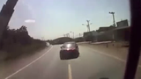 Video ôtô va chạm với xe khách dù đã cố tránh