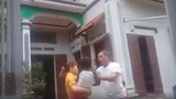 Video bố chồng đánh con dâu tới tấp vì về thăm con sau ly hôn