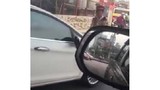 Nữ tài xế nhấn ga đẩy lùi CSGT khi bị yêu cầu dừng xe vì vượt đèn đỏ