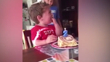 Video: Bé trai 2 tuổi khóc nức nở vì không muốn già thêm 1 tuổi