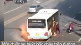 Video: Xe buýt đang chạy thì phát nổ, hành khách giẫm đạp lên nhau thoát thân