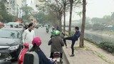 Video hot tổng hợp: Lái xe máy "đấu võ" tài xế ô tô sau va chạm