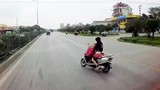 Video: Ninja Lead vừa chở con nhỏ vừa cởi áo mưa khiến tài xế đứng tim