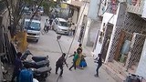 Video: Chó pit bull điên cuồng tấn công trẻ em giữa phố Ấn Độ