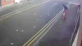 Video: Trộm bất lực nhìn tiền vừa cướp bị gió thổi bay