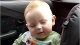 Video: Loạt khoảnh khắc ngủ gật “khó đỡ” của bé hút triệu view