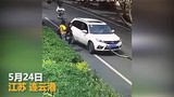 Video: Cô gái Trung Quốc bị ô tô chèn qua sau khi cãi nhau với tài xế