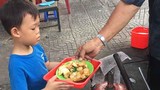 Video: Cậu bé bồi bàn 4 tuổi ở Sài Gòn khiến khách hàng bất ngờ