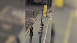 Video người đàn ông đưa búp bê tình dục dạo phố ở Anh