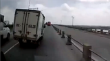 Video: Xe tải vượt ẩu gây tai nạn, bỏ chạy như bay trên cầu Thanh Trì