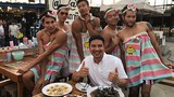 Đội phục vụ nam mặc váy ngắn khoe cơ bắp "hot" nhất Thái Lan