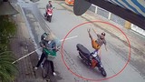 Video: Kết đau đớn cho thanh niên đi xe máy khi chạm trán "ninja" đồng nát
