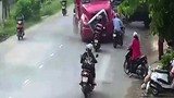 Video: Kinh hoàng xe container “điên” tông người văng tứ tung
