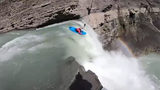 Video: Thót tim cảnh chèo thuyền kayak lao xuống từ thác nước cao 30m