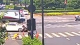 Video: Người phụ nữ bị ô tô tông văng xuống đường, lao tiếp xuống cống