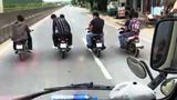 Video: 4 xe máy dàn hàng ngang "trêu ngươi" ô tô trên quốc lộ