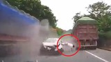 Video: Va chạm thảm khốc với 2 xe tải, tài xế ô tô con bay văng khỏi cabin