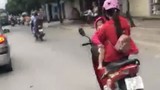 Video: Nữ tài xế vừa bế con vừa phóng xe máy vẫn thoải mái gác chân