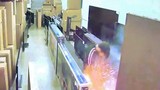 Video: Thuốc lá điện tử trong túi nổ rách tung quần khách hàng