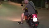 Video: Biểu diễn ôm cua bằng xe máy, khách Tây té lộn nhào