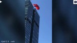Video: Cái kết đau đớn của thanh niên nhảy dù từ nóc tòa nhà 19 tầng