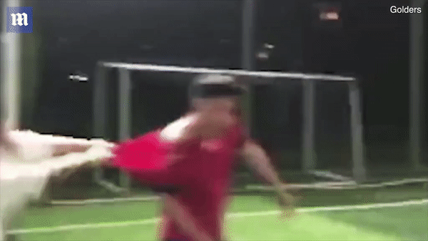 Nam cầu thủ lừa tình gái trẻ nhận kết "đắng" ngay trên sân