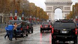 Video: Người phụ nữ ngực trần chặn đoàn xe hộ tống ông Trump ở Paris