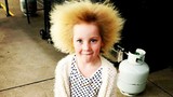 Kỳ lạ bé gái 8 tuổi có mái tóc "dựng đứng" giống Albert Einstein
