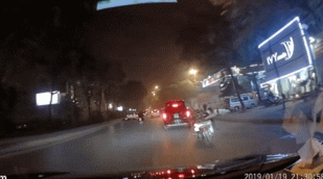 Video: Lái xe máy vượt ẩu, tạt đầu gây tai nạn ngay gầm ôtô