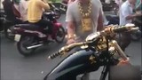 Video: Đại gia đeo 13kg vàng "gây bão" với mô tô mạ vàng trên phố