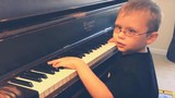 Video: Nghị lực của cậu bé khiếm thị học chơi piano bằng đôi tai