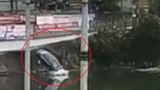 Video: Tài xế đạp nhầm chân ga, ô tô bay thẳng xuống sông