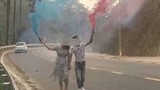 Video: Cặp đôi đốt pháo khói ở khúc cua nguy hiểm trên đèo Tam Đảo