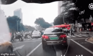 Video: Kinh hoàng tài xế đạp nhầm chân ga 'ủi' hàng loạt người đi bộ sang đường