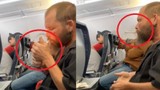 Video: Gã đàn ông coi thường mạng người, châm lửa hút thuốc trên máy bay