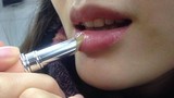 Gái trẻ phát hiện bị bệnh tình dục vì thử son môi ở cửa hàng