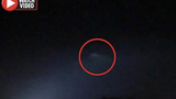 Video: UFO to hơn cả sân bóng đá rọi sáng trời đêm