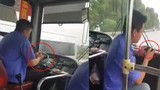 Video: Phẫn nộ tài xế xe buýt vừa lái xe vừa nhắn tin điện thoại