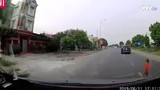 Video: Tài xế bẻ lái xuất thần cứu sống bé trai lao sang đường