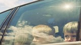 Video: Bé trai mắc kẹt nhiều giờ trong ôtô