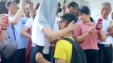 Video: Nam sinh Trung Quốc quỳ gối cảm ơn mẹ sau khi thi đại học