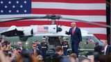 Video: Trực thăng Marine One đưa ông Trump vào tận sân khấu giao lưu với binh sĩ Mỹ