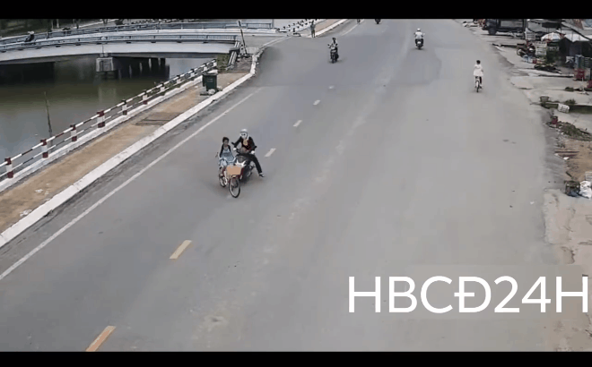 Video: Người phụ nữ lao xe máy vào bé gái đi xe đạp sang đường