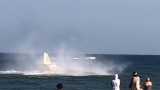 Video: Máy bay hạ cánh khẩn cấp trước mặt du khách đang tắm biển