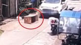 Video: Trốn trong thùng carton giữa đường, bé 5 tuổi bị ôtô chèn qua