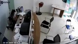 Video: Bị kề dao vào cổ, nữ nhân viên ở TP.HCM dũng cảm vật ngã tên cướp