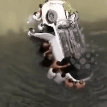 Video: Người dân hợp sức lật chiếc xe chìm để cứu đứa bé mắc kẹt